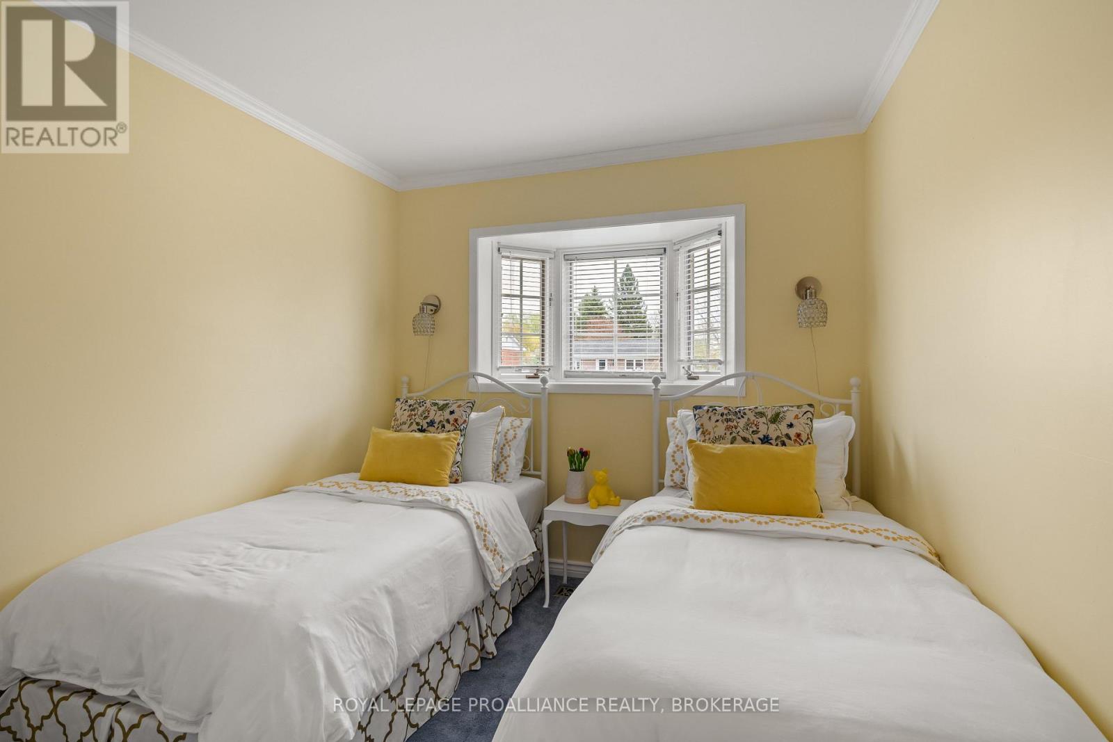 201 CAMBERLEY CRESCENT - 17
