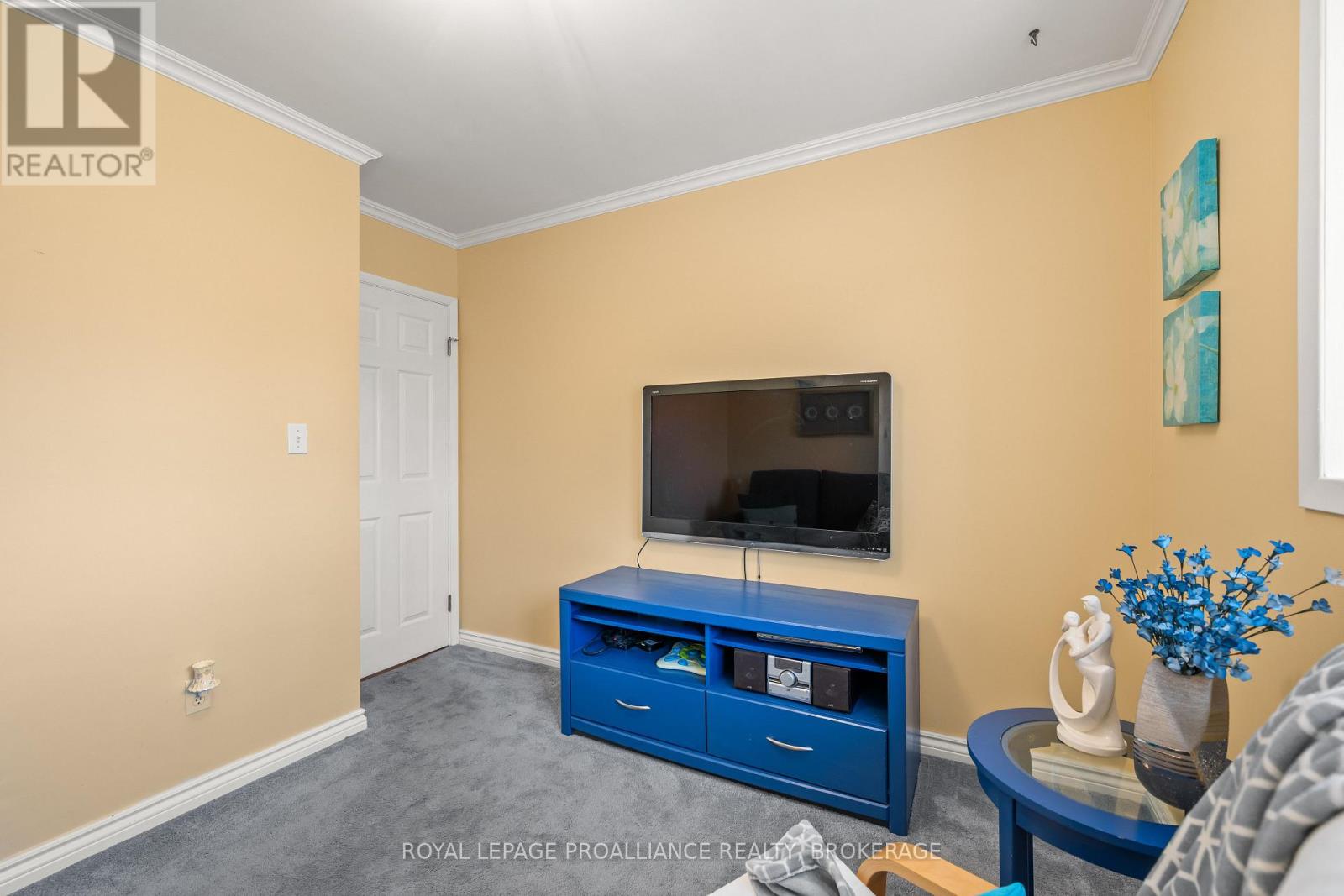 201 CAMBERLEY CRESCENT - 22