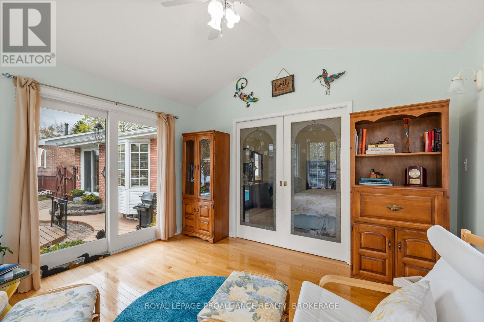 201 CAMBERLEY CRESCENT - 26