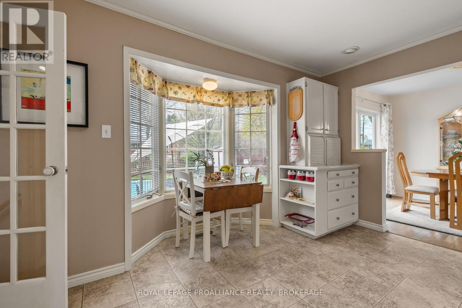 201 CAMBERLEY CRESCENT - 27