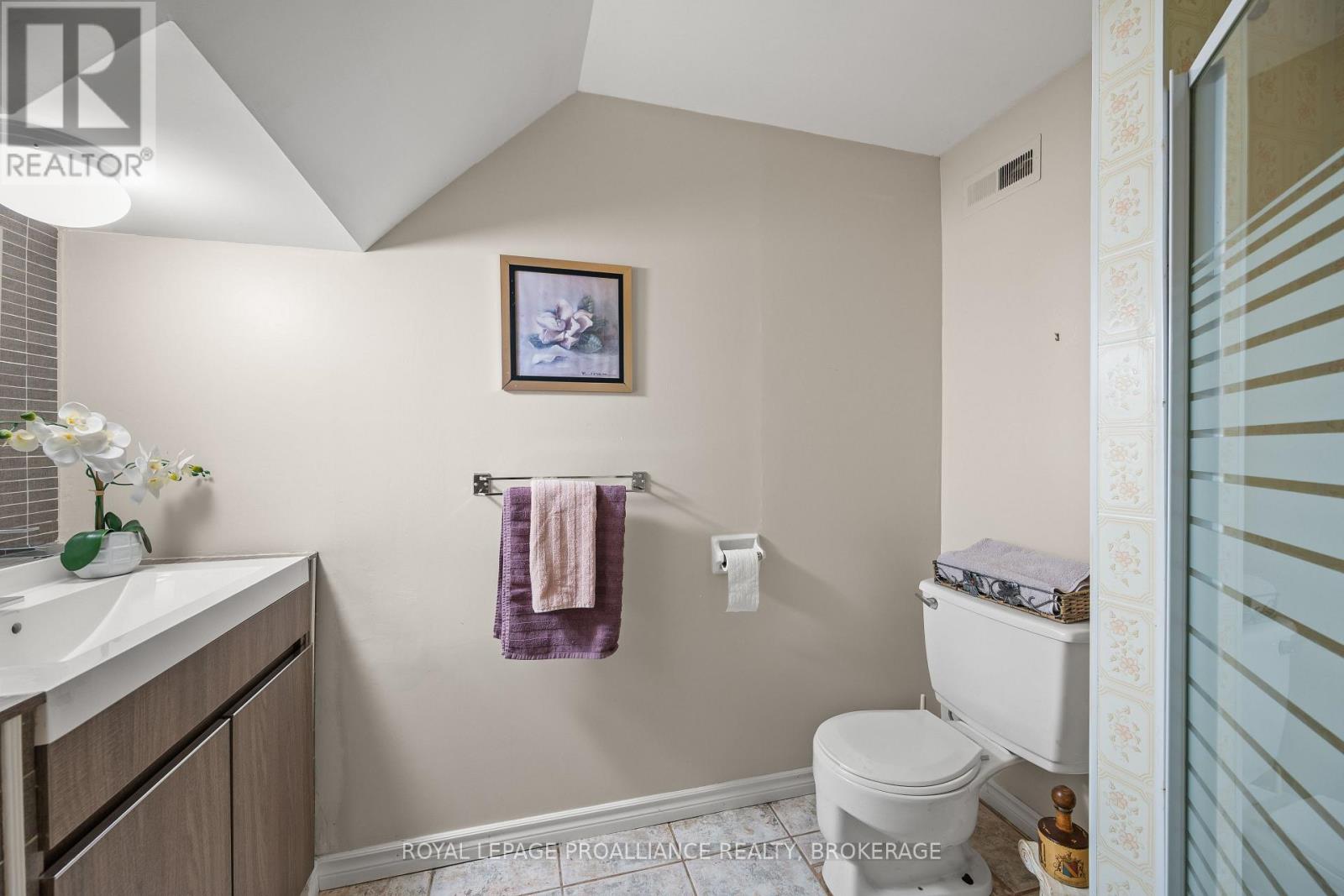 201 CAMBERLEY CRESCENT - 32