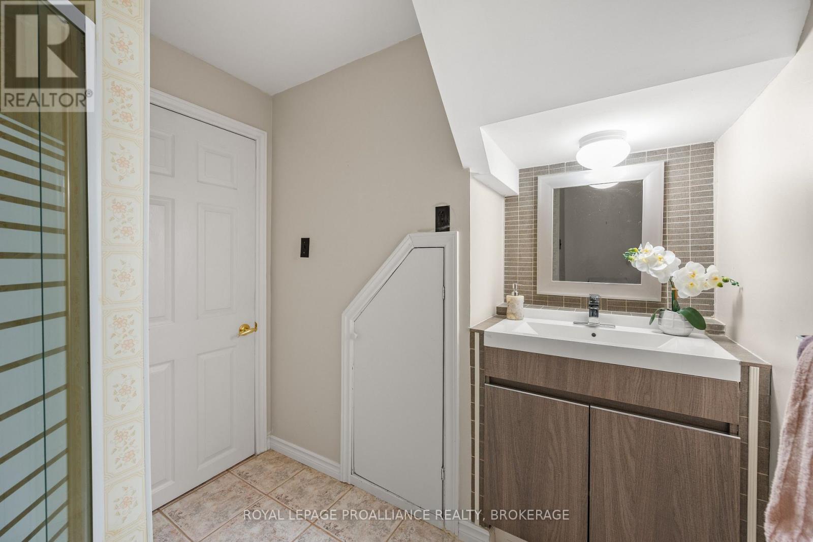 201 CAMBERLEY CRESCENT - 33