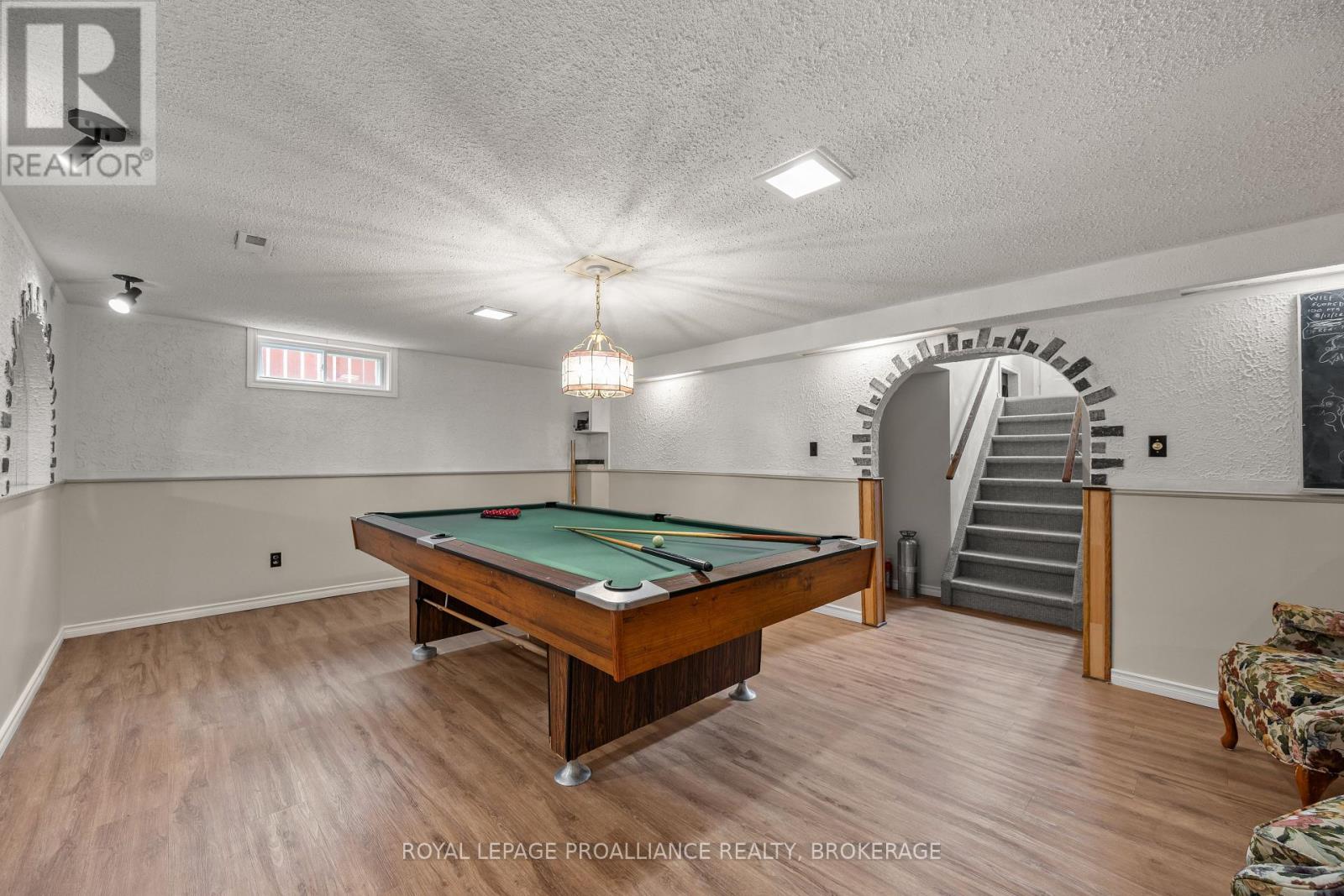 201 CAMBERLEY CRESCENT - 36