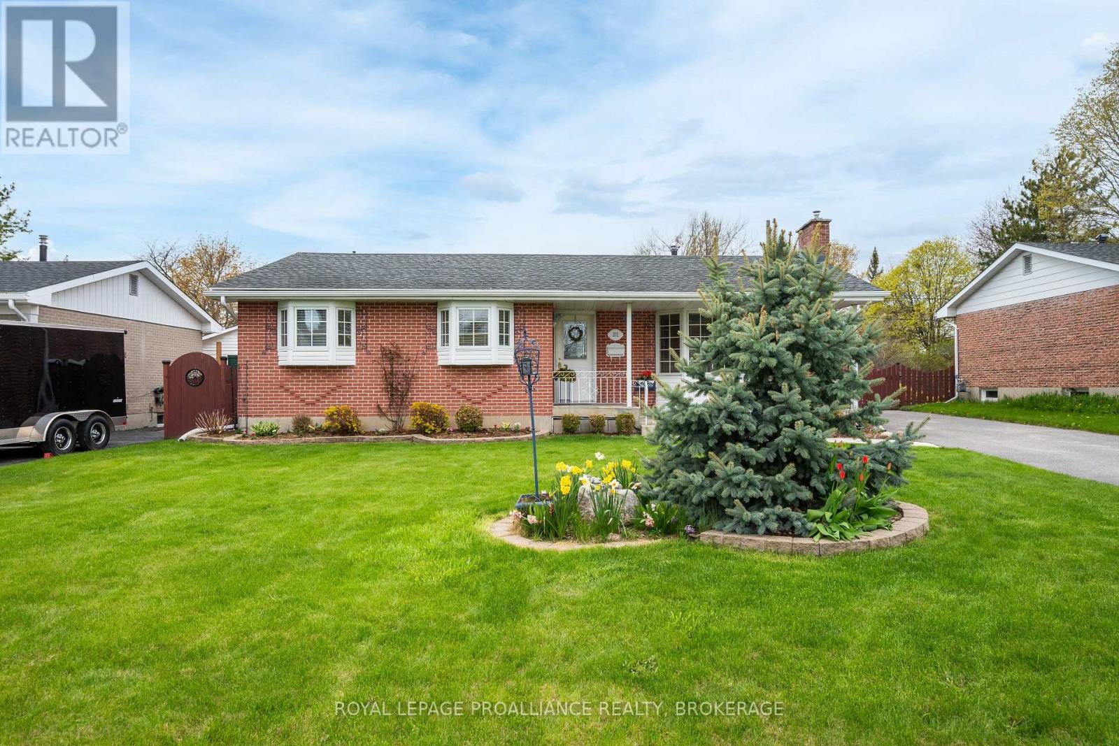 201 CAMBERLEY CRESCENT - 4
