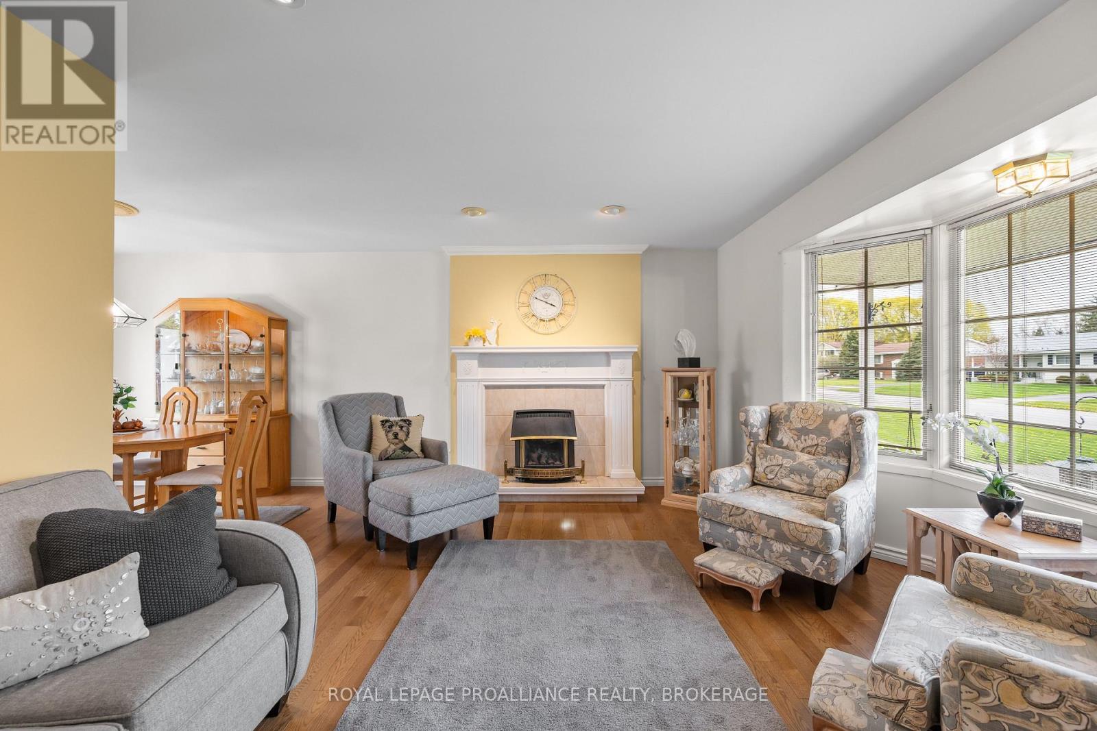 201 CAMBERLEY CRESCENT - 8