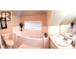 1025 Carberry Gdns, Victoria, BC V8S3R8 Photo 14