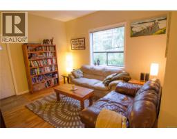 1025 Carberry Gdns, Victoria, BC V8S3R8 Photo 22