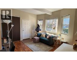 1025 Carberry Gdns, Victoria, BC V8S3R8 Photo 8