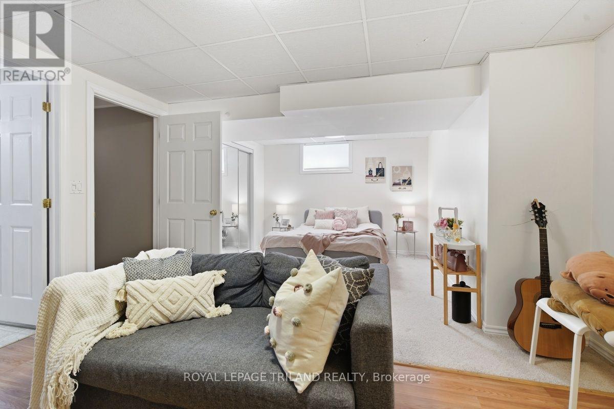 713 THISTLEWOOD DRIVE - 33