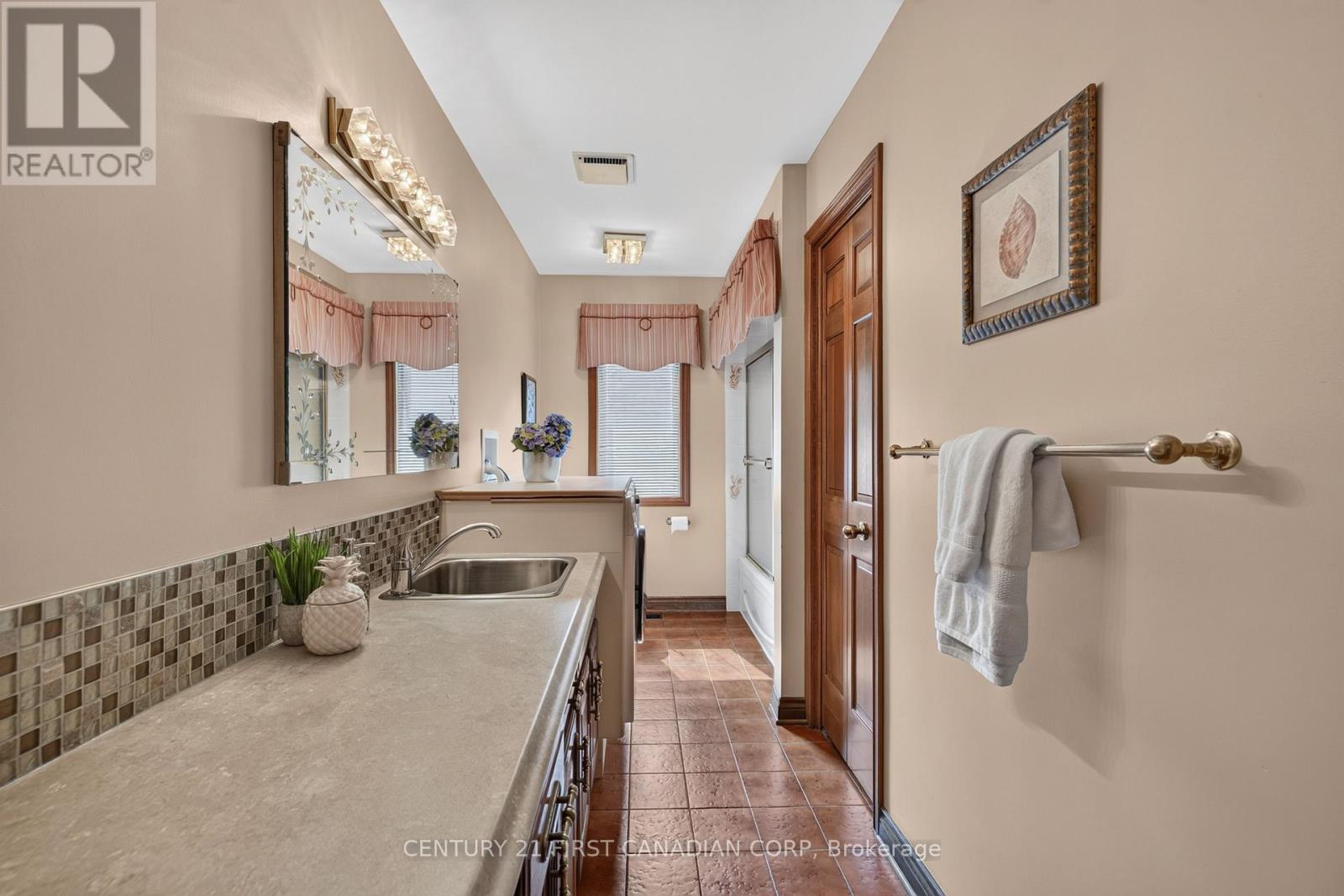 27 STIRRUP COURT - 12