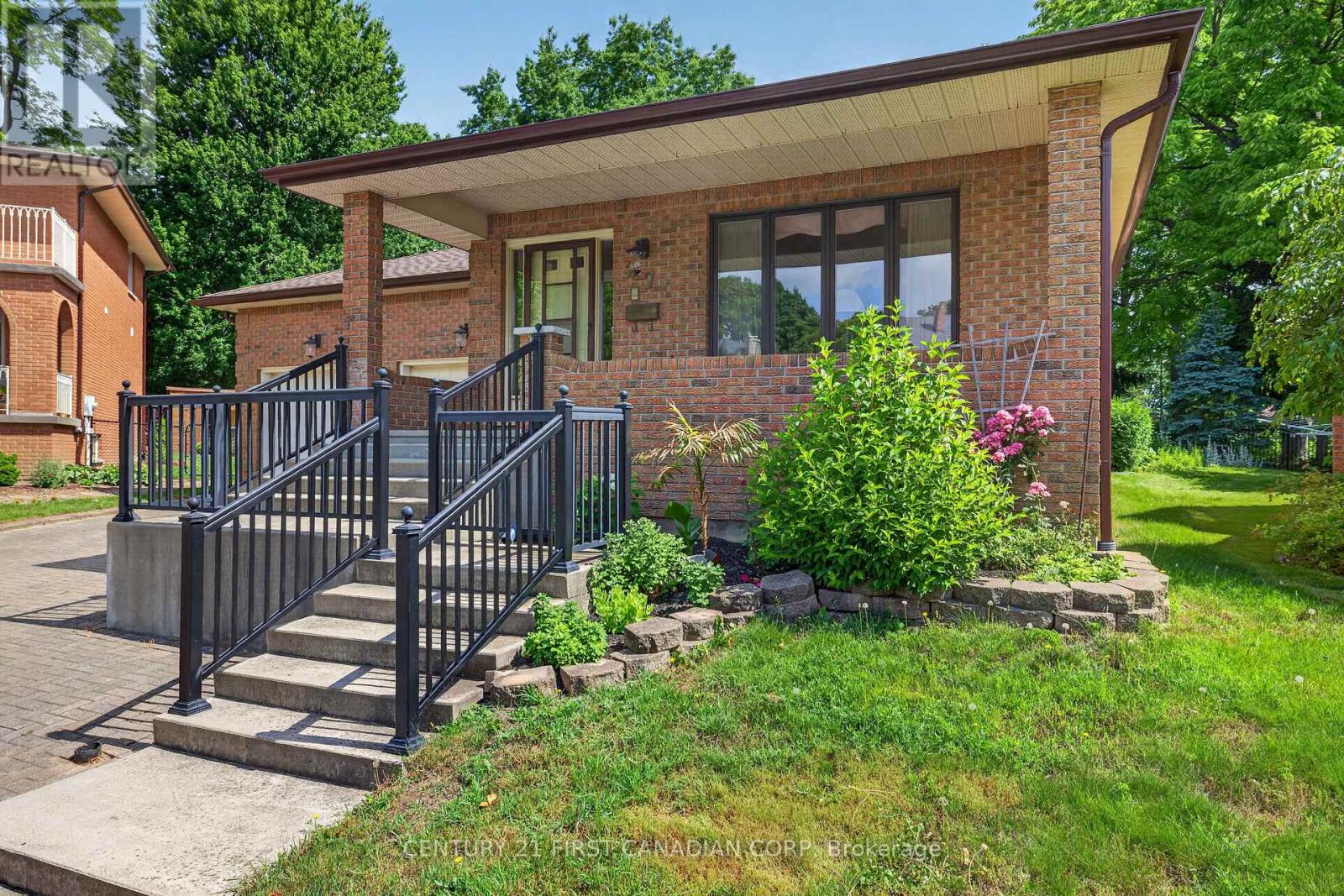 27 STIRRUP COURT - 2