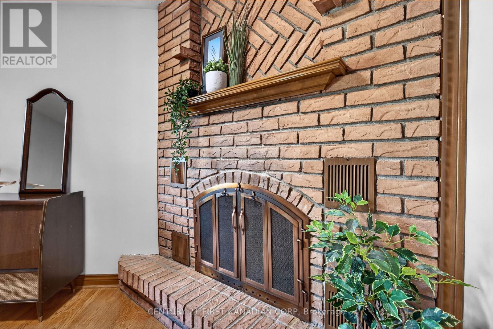 27 STIRRUP COURT - 33