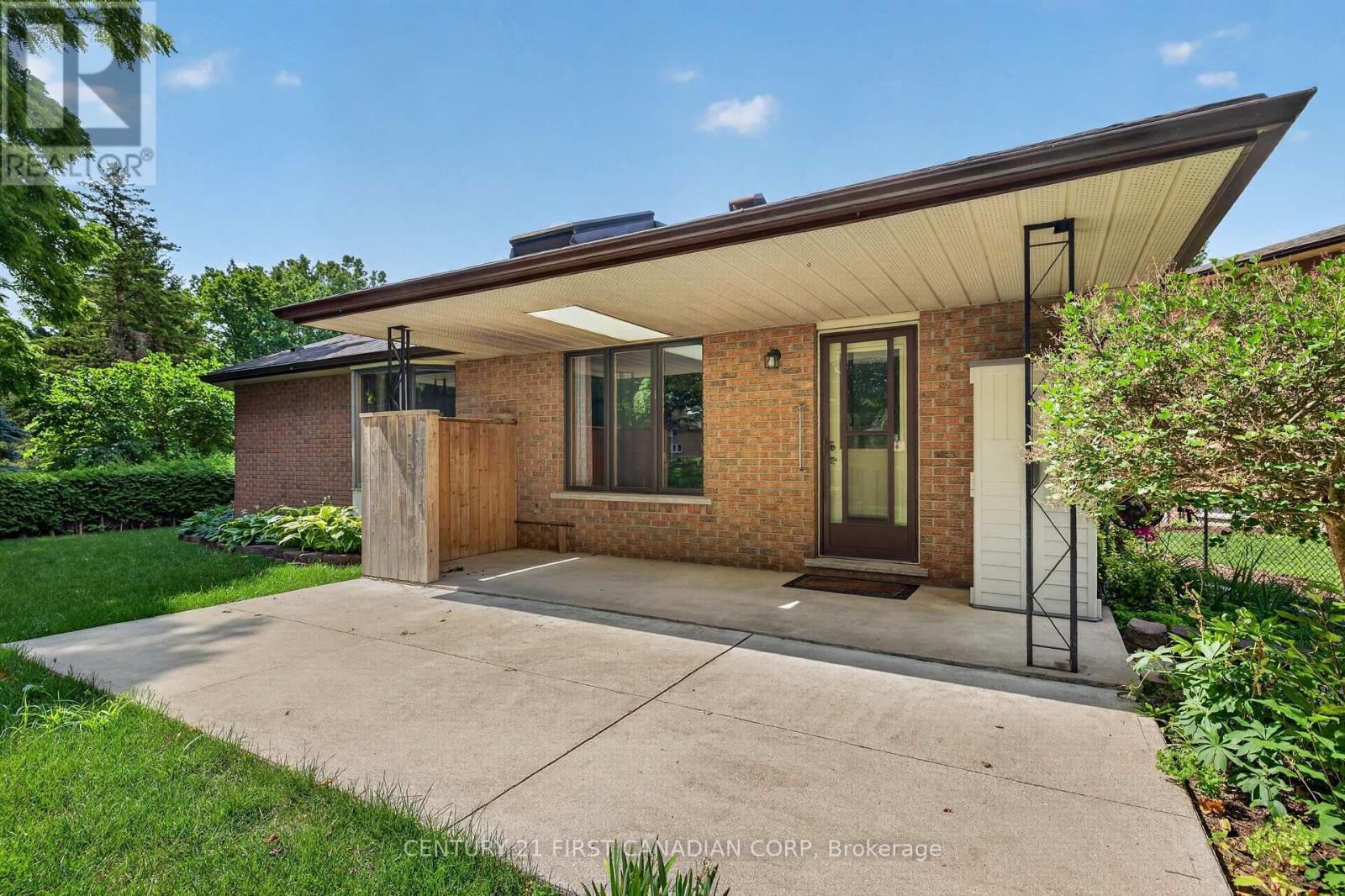 27 STIRRUP COURT - 36