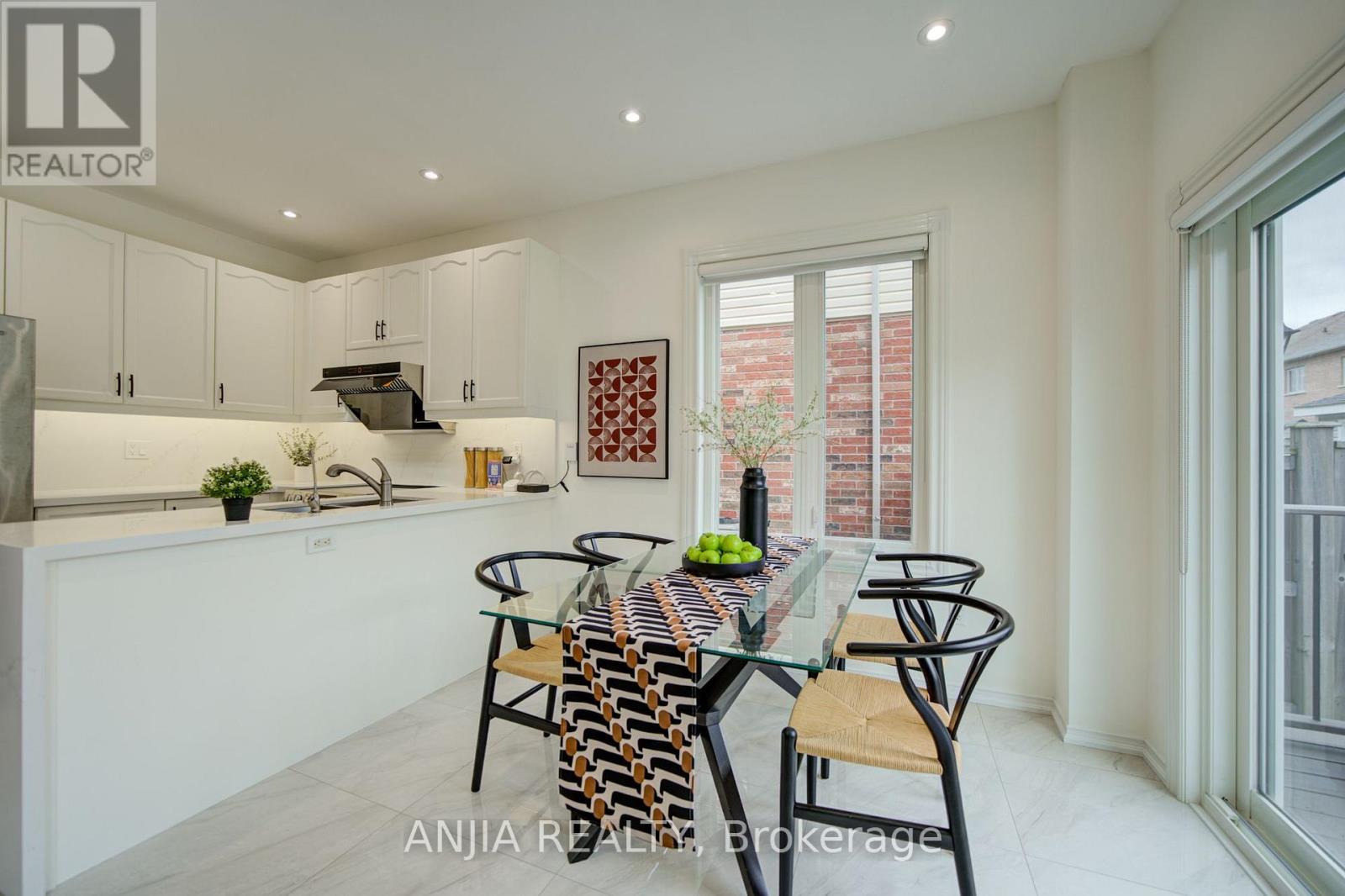 106 VERA LYNN CRESCENT - 18