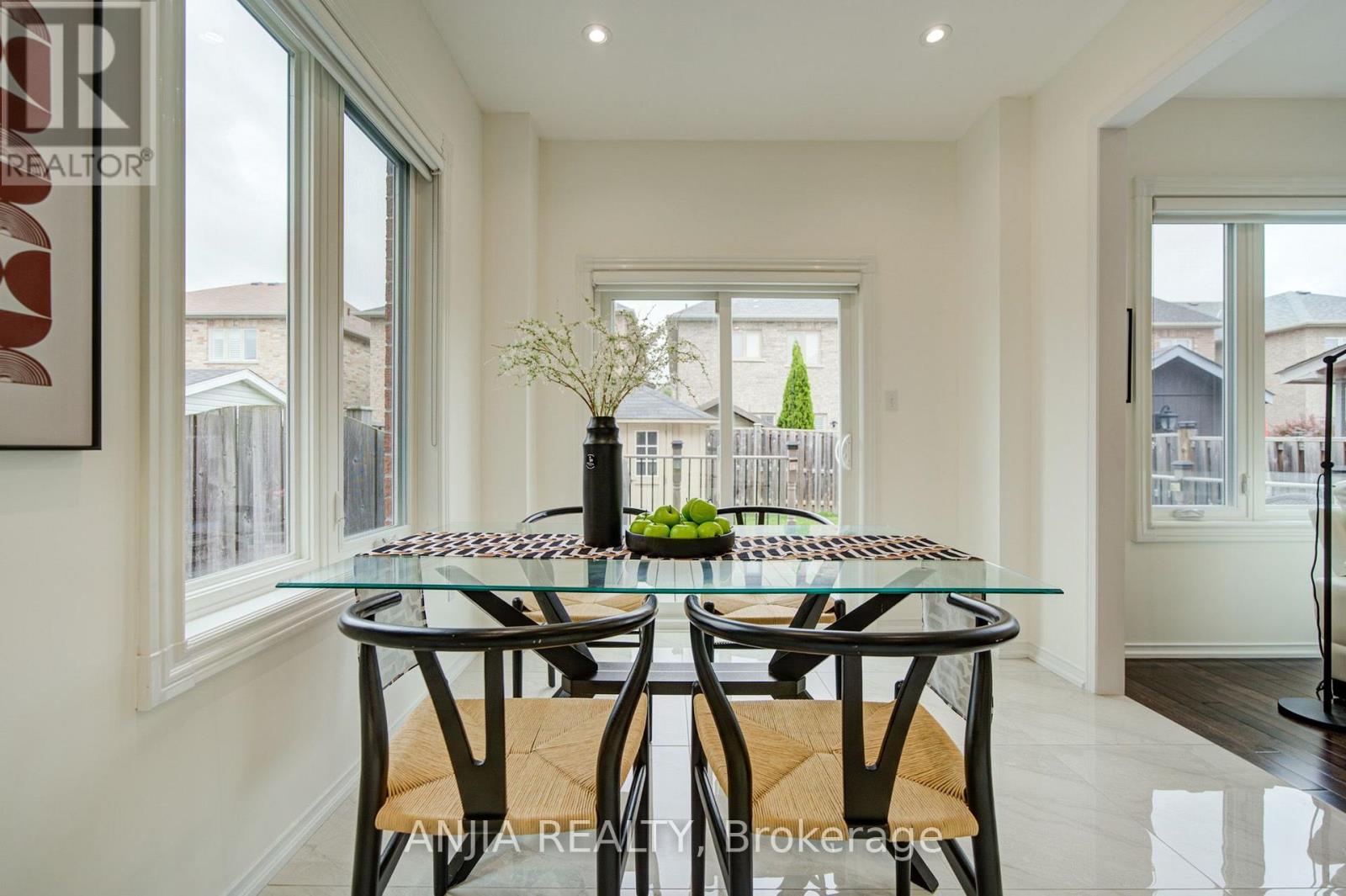 106 VERA LYNN CRESCENT - 19