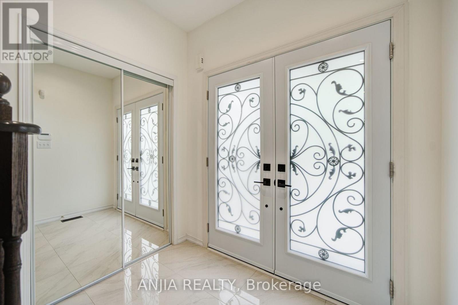 106 VERA LYNN CRESCENT - 2