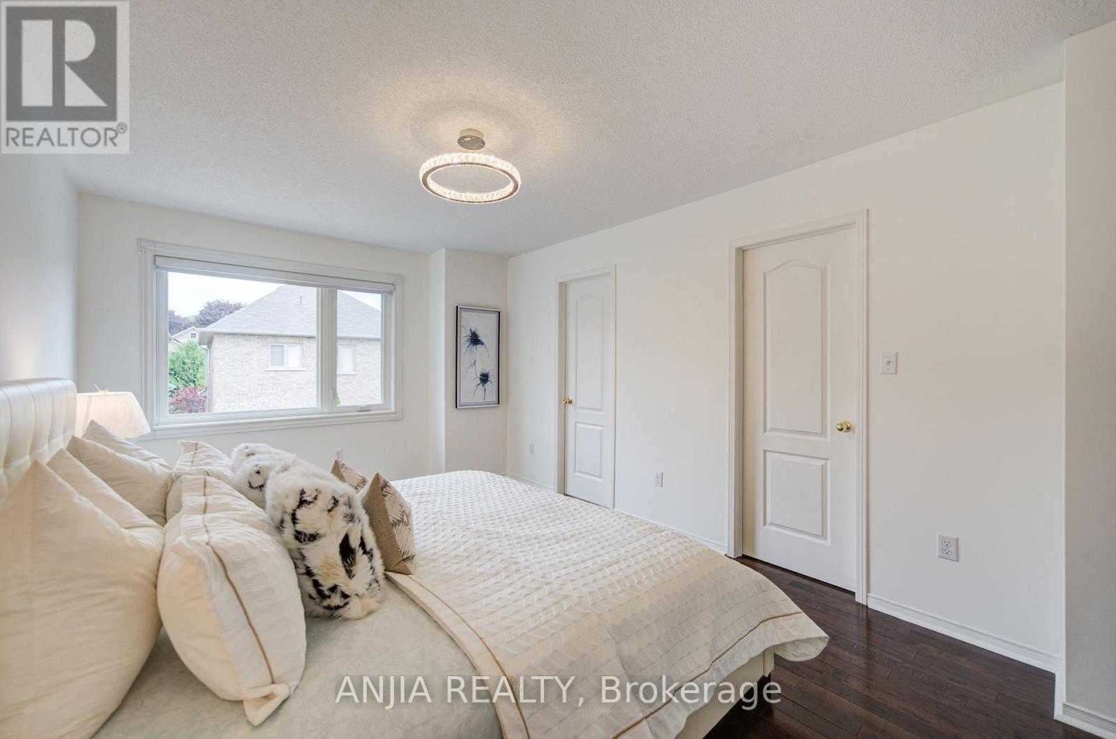106 VERA LYNN CRESCENT - 27