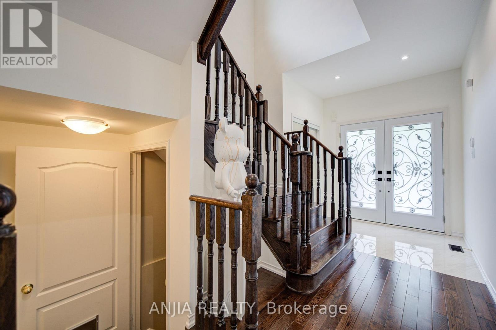 106 VERA LYNN CRESCENT - 3