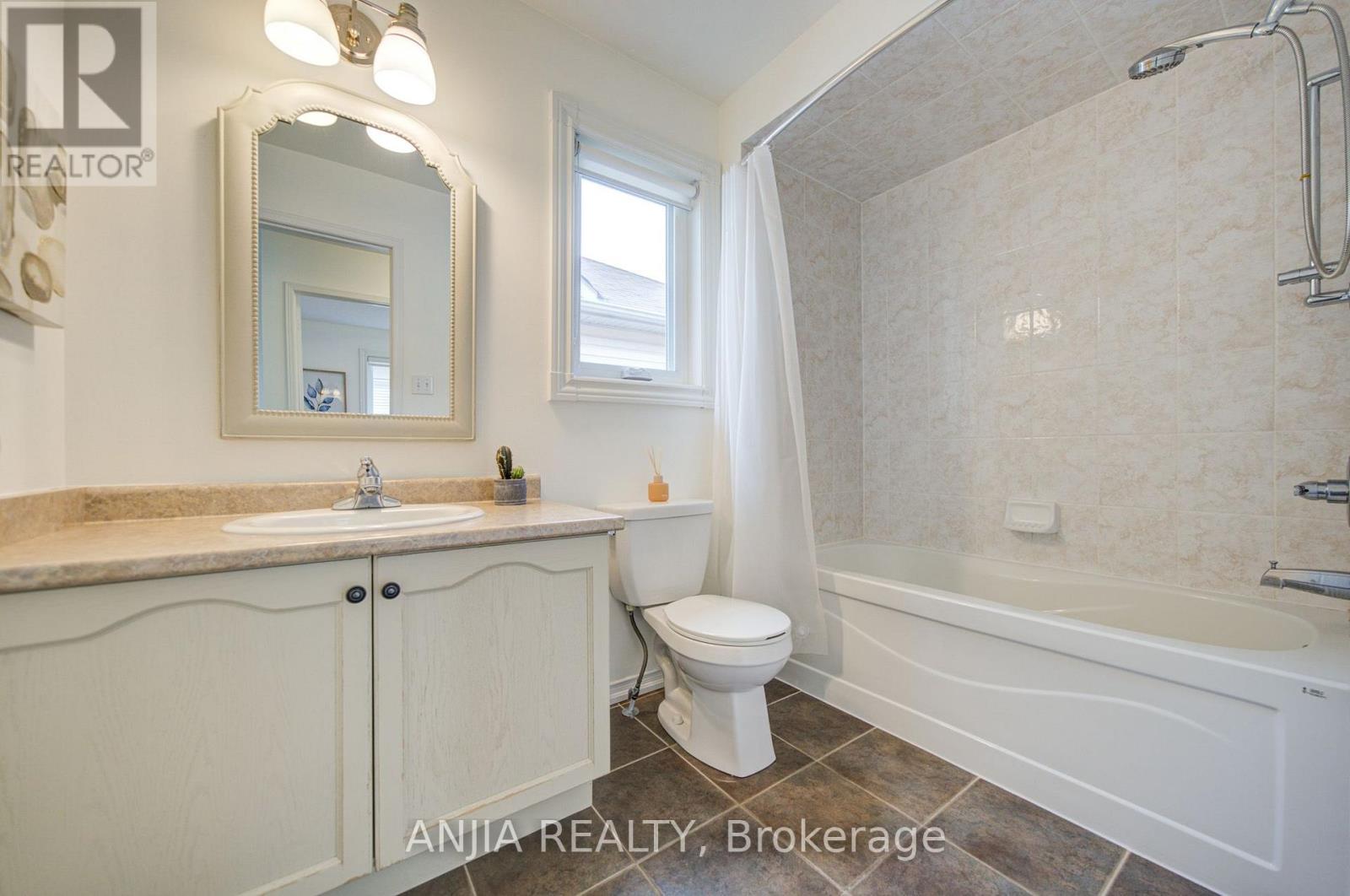 106 VERA LYNN CRESCENT - 30