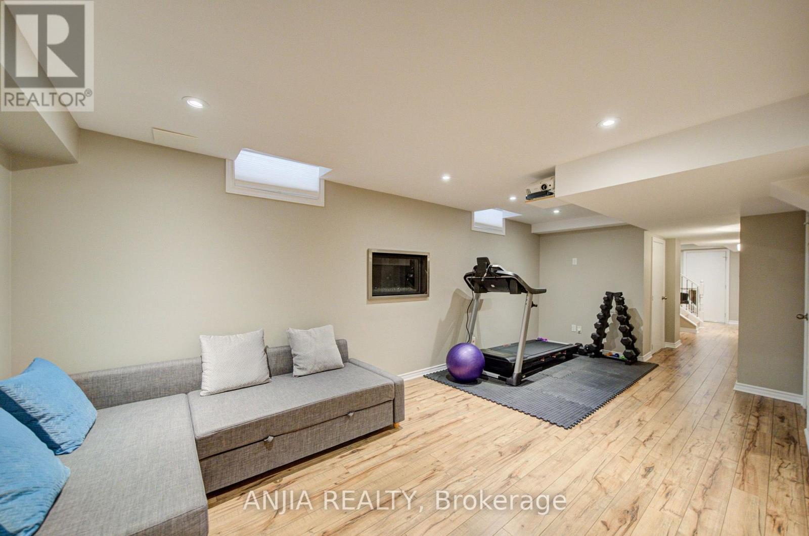 106 VERA LYNN CRESCENT - 32