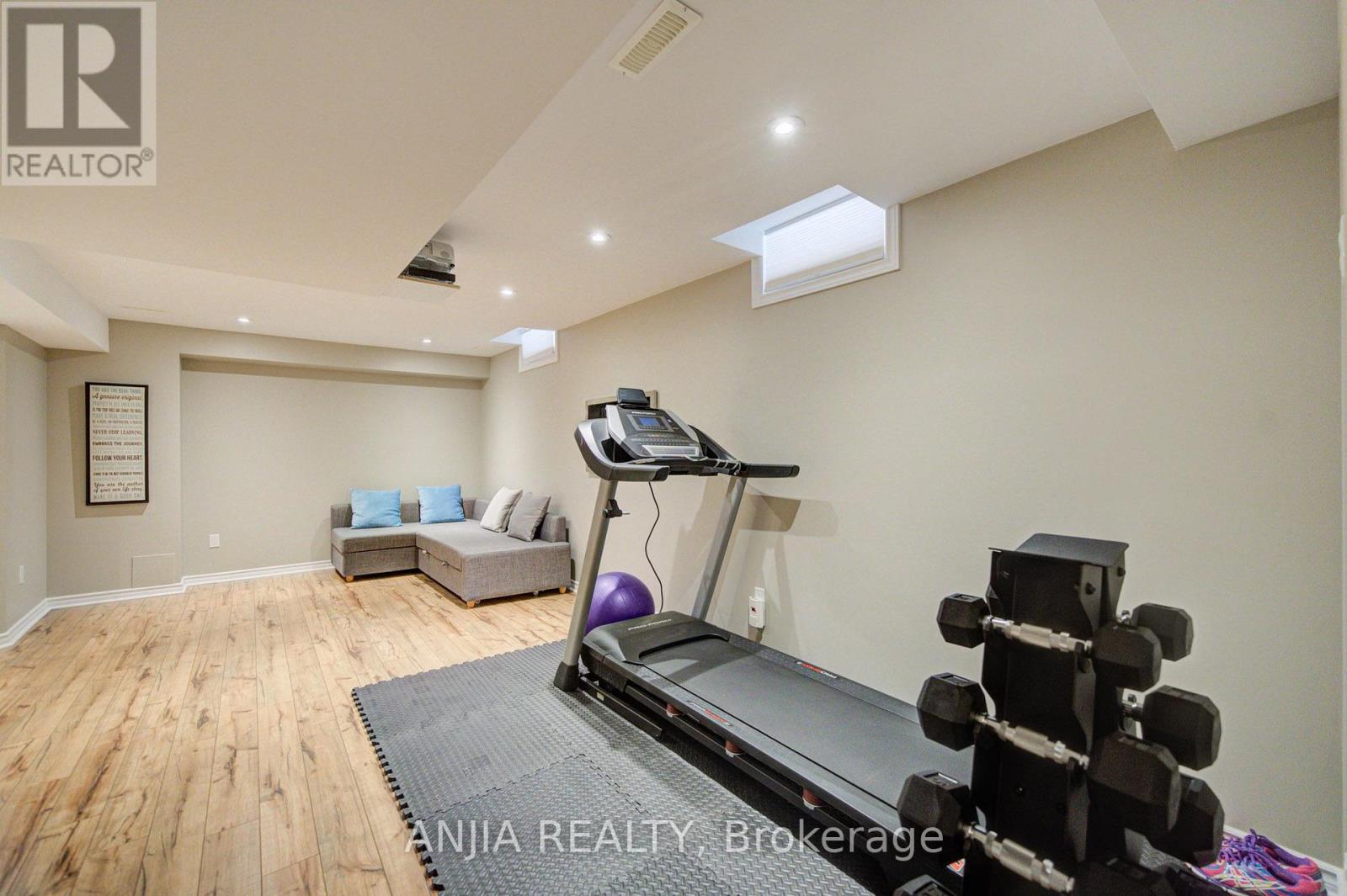 106 VERA LYNN CRESCENT - 34