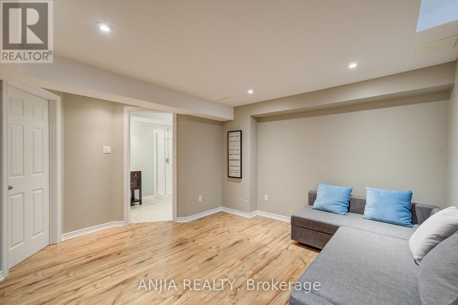 106 VERA LYNN CRESCENT - 35