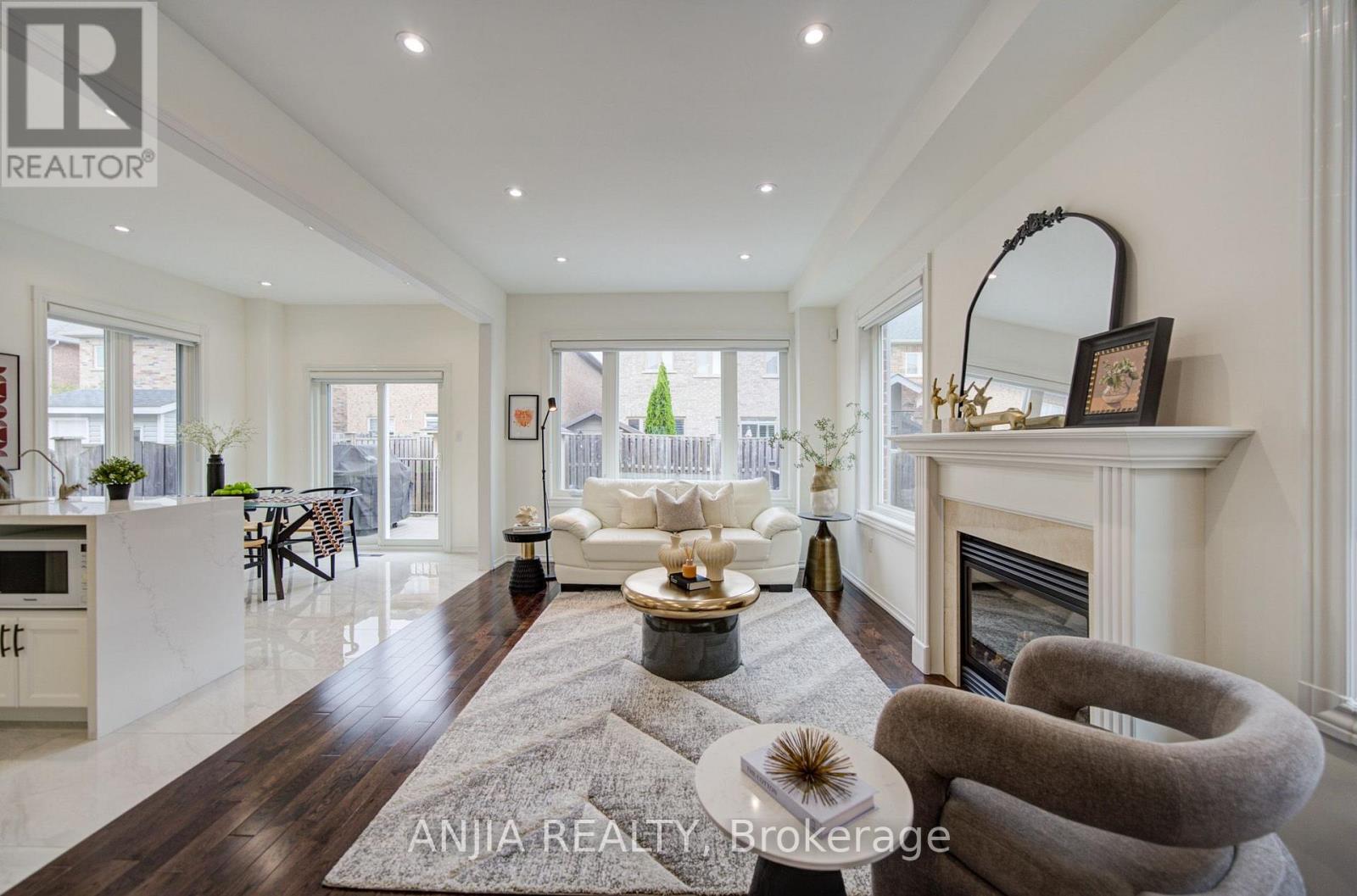 106 VERA LYNN CRESCENT - 8