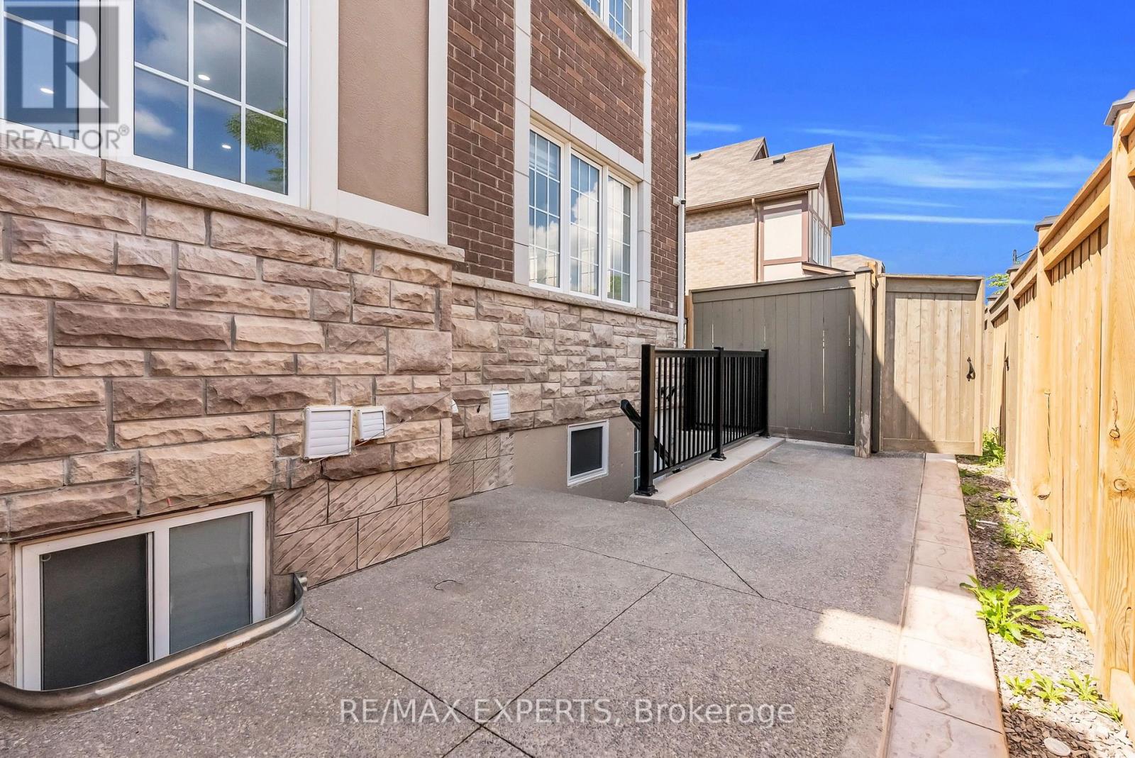 1253 DUIGNAN CRESCENT - 38