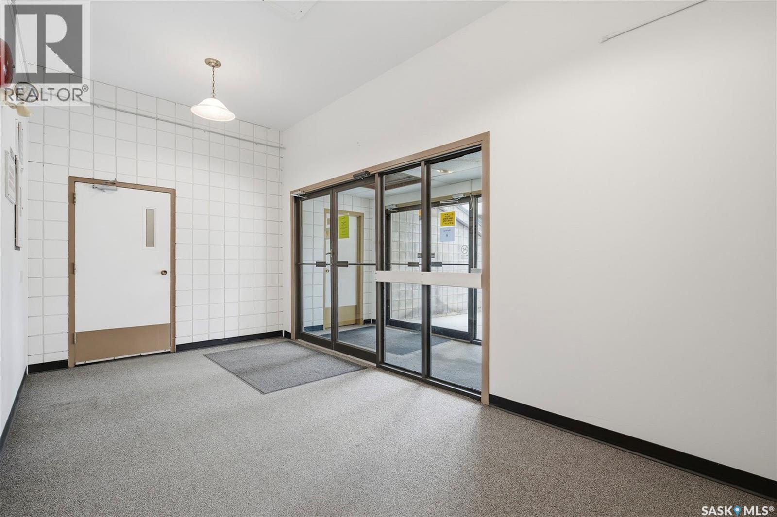 #105A 4040 8th STREET E - 18