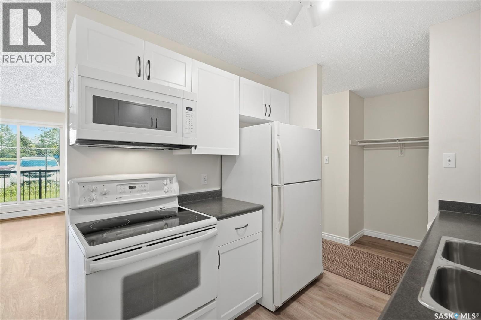 #105A 4040 8th STREET E - 3