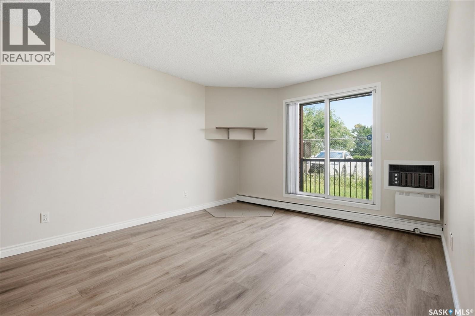 #105A 4040 8th STREET E - 8