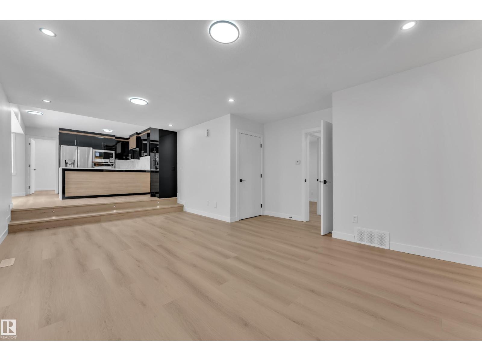 11615 24 AV NW - 18