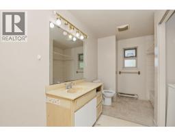5754 Trout Lake Road, Halfmoon Bay, BC V7Z1H1 Photo 16