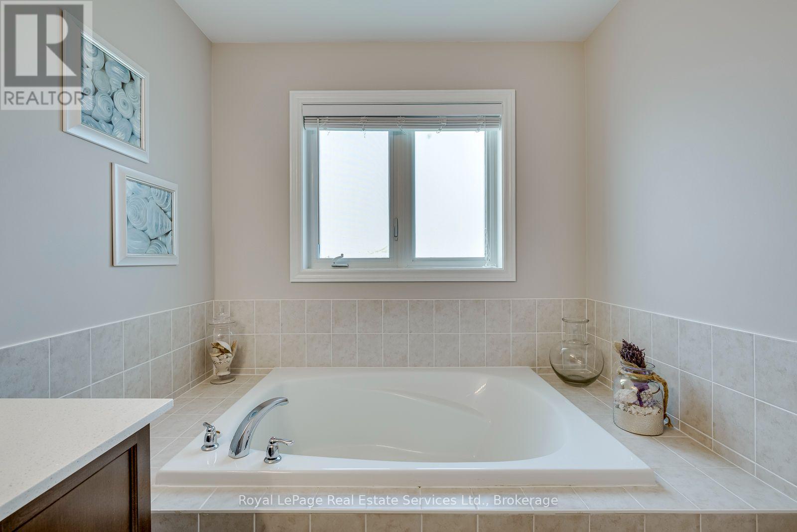 23 DIAMOND LEAF LANE - 18