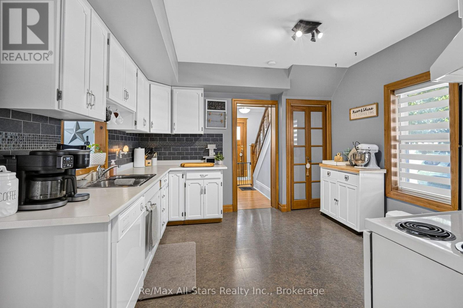 18 STURGEON ROAD N - 12