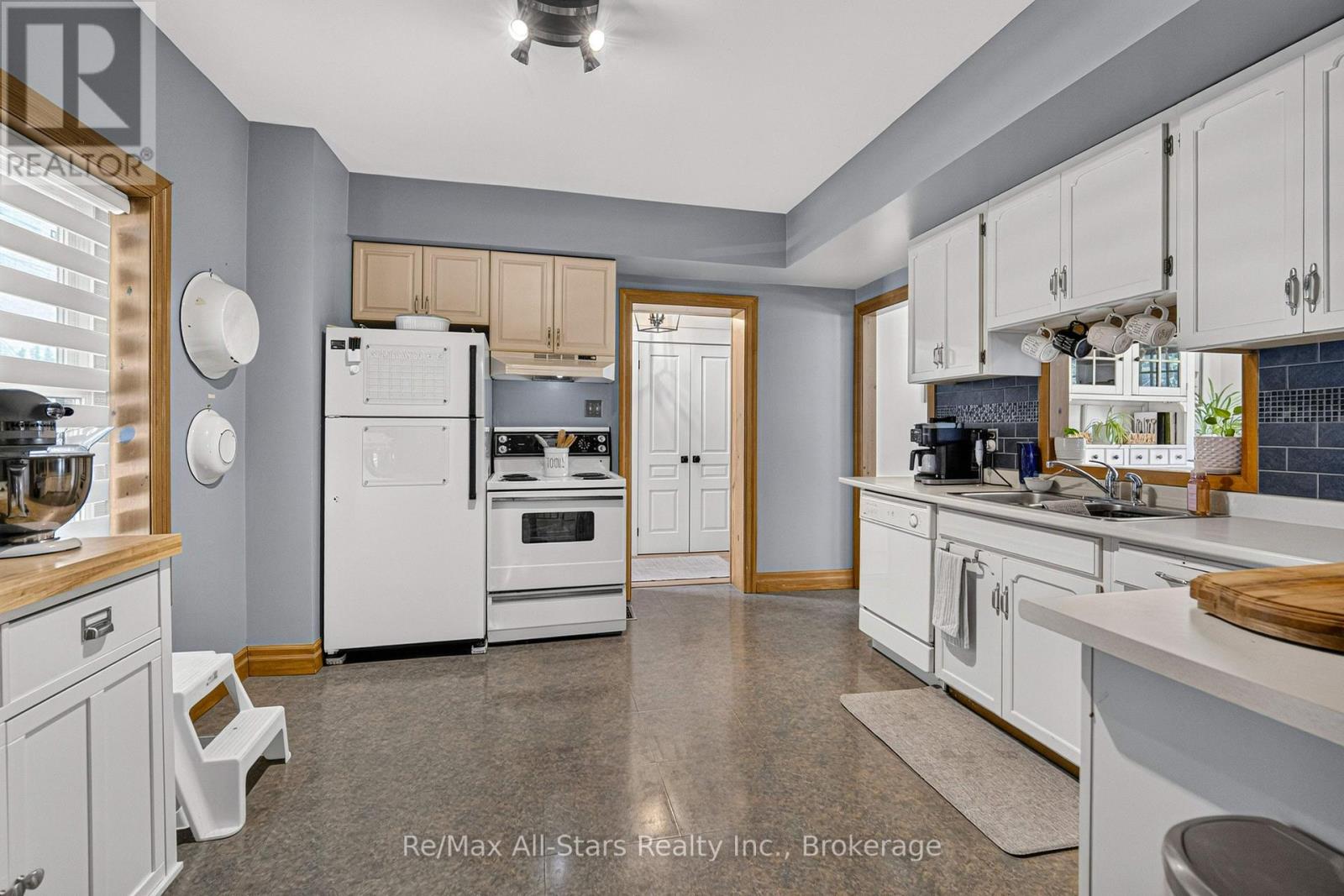 18 STURGEON ROAD N - 14