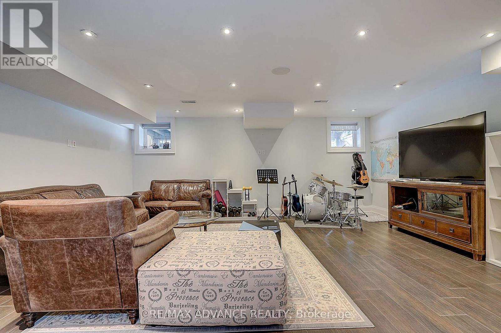 218 CAMERON AVENUE - 33