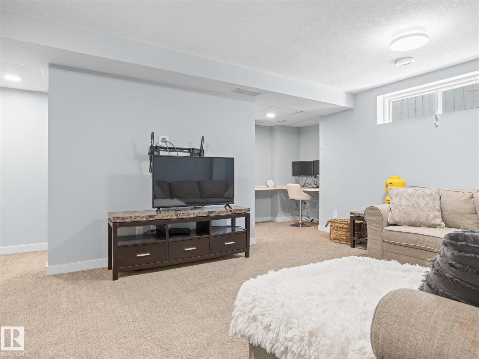 8 LEONARD DR - 31