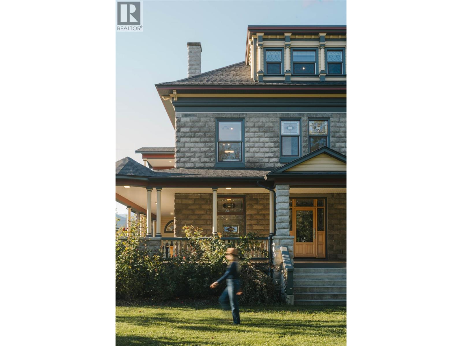 805 & 815 Mackenzie Avenue - 11