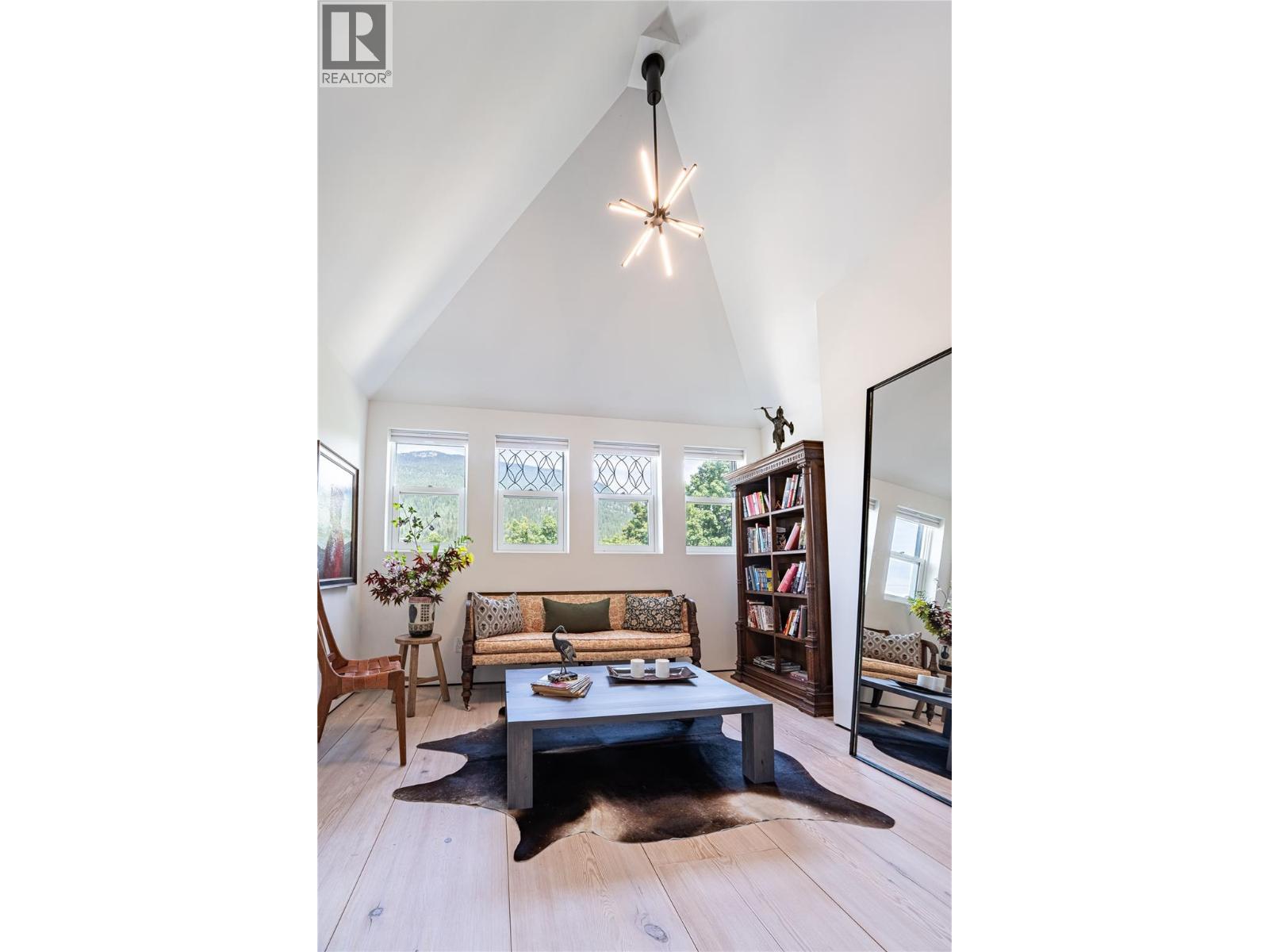 805 & 815 Mackenzie Avenue - 44