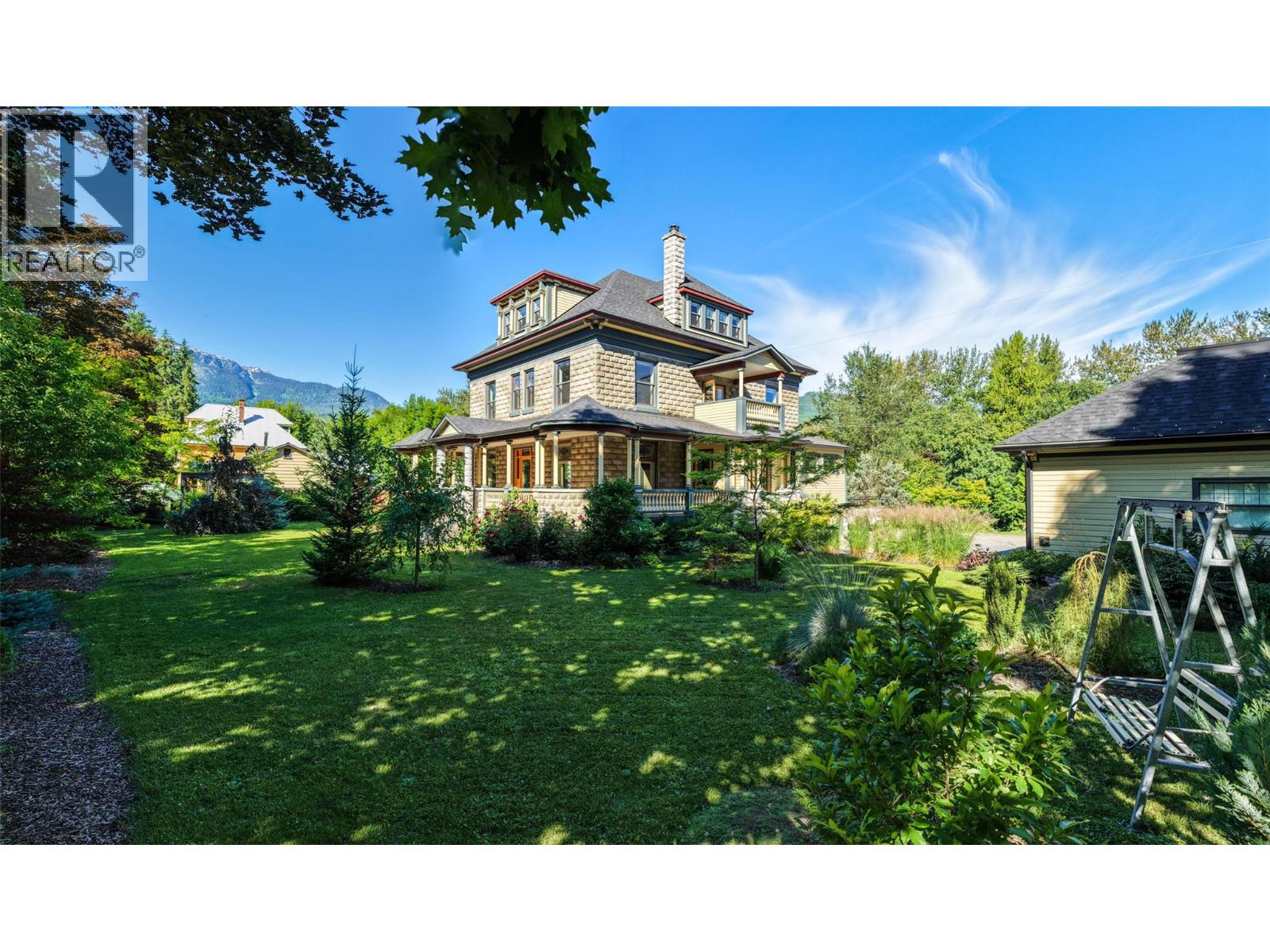 805 & 815 Mackenzie Avenue - 8