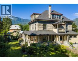 Foyer - 805 & 815 Mackenzie Avenue, Revelstoke, BC V0E2S0 Photo 9