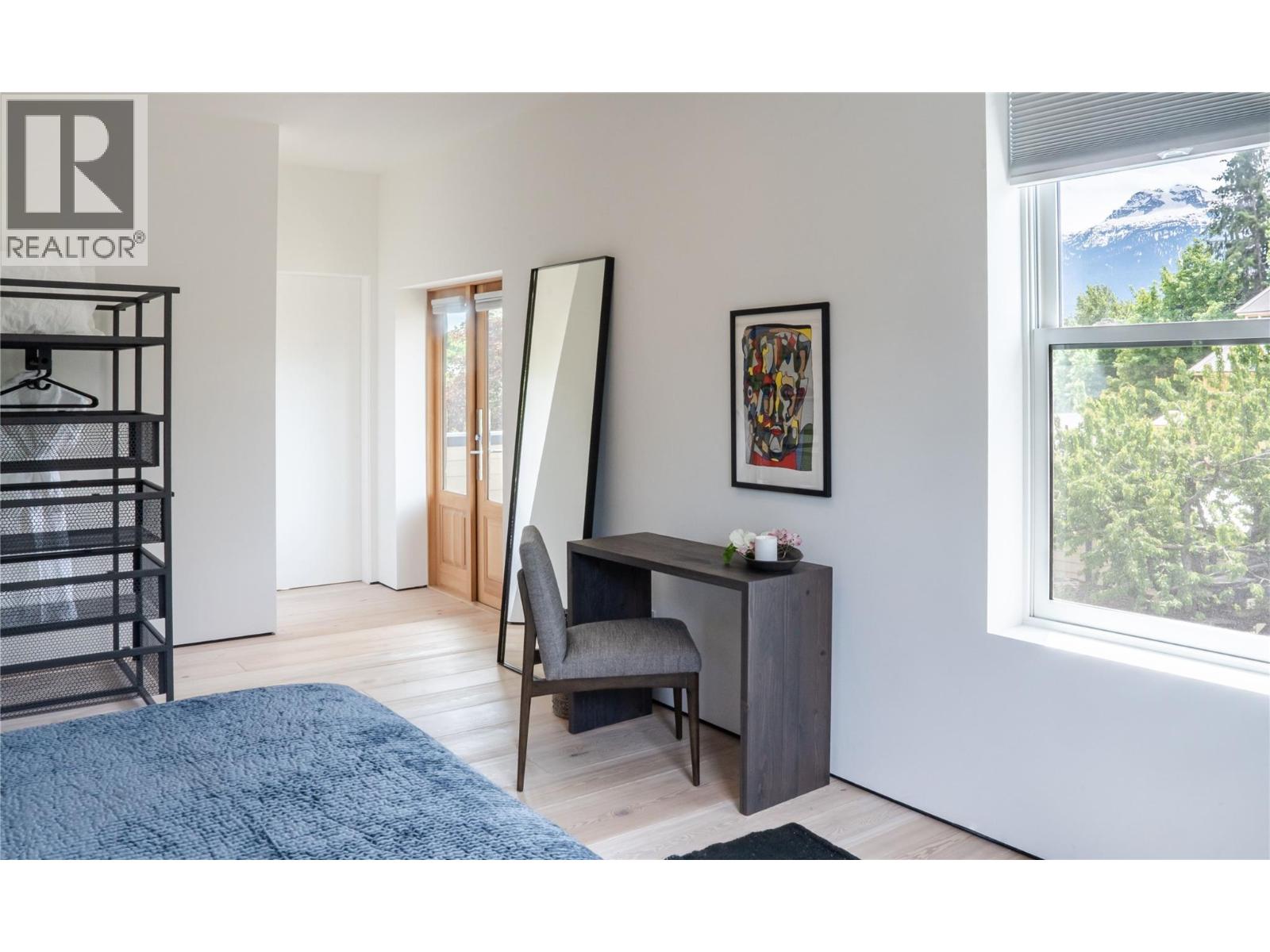 805 & 815 Mackenzie Avenue - 38