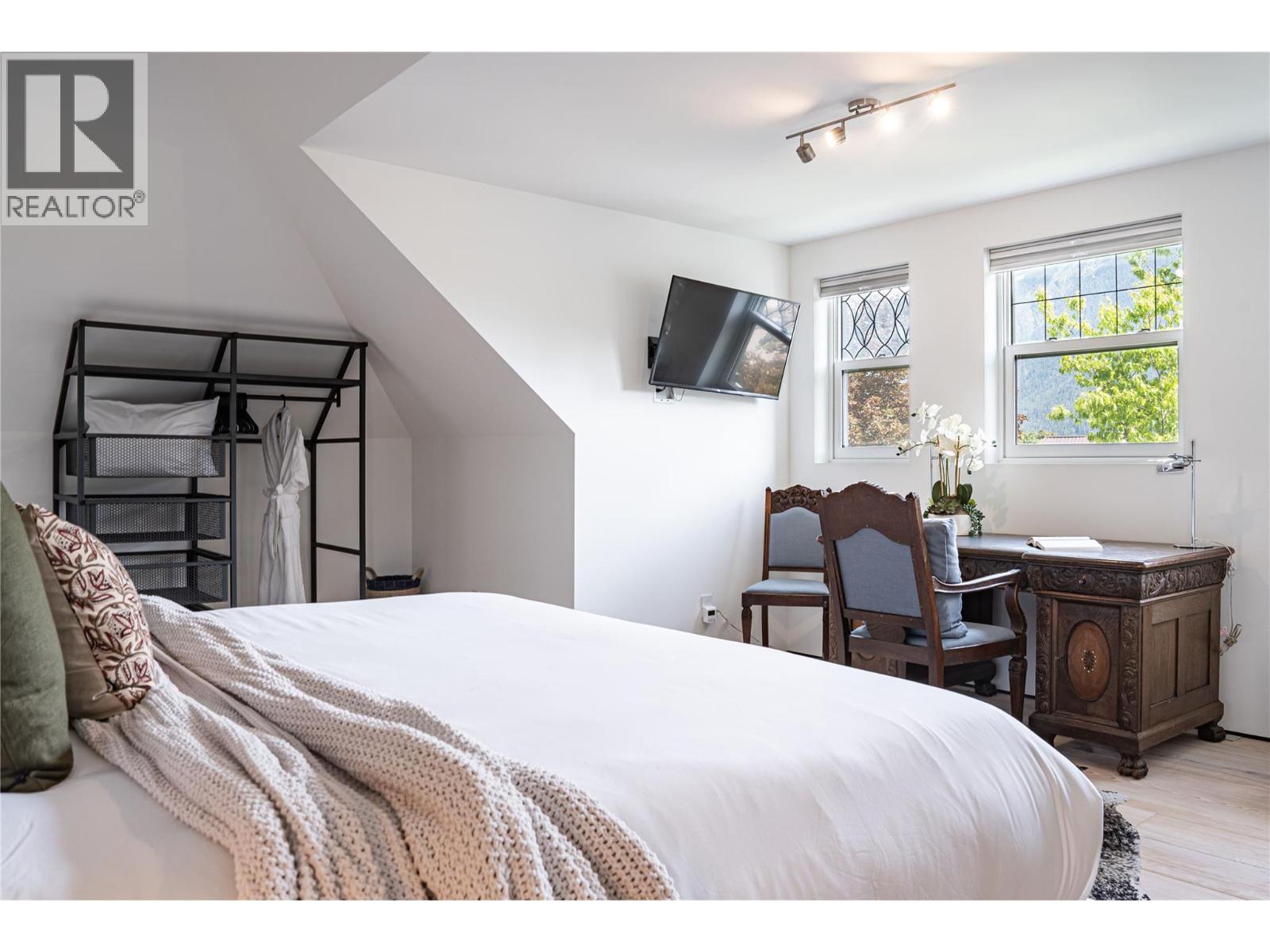 805 & 815 Mackenzie Avenue - 52