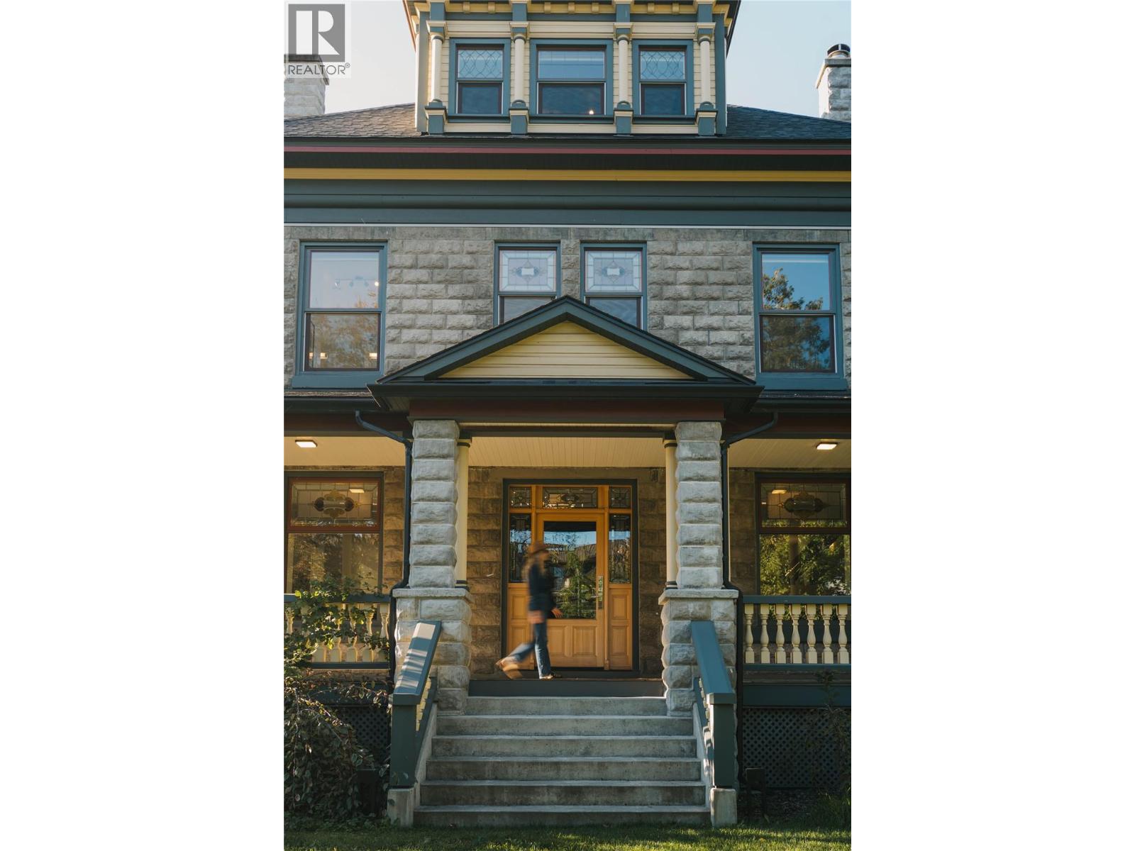 805 & 815 Mackenzie Avenue - 60