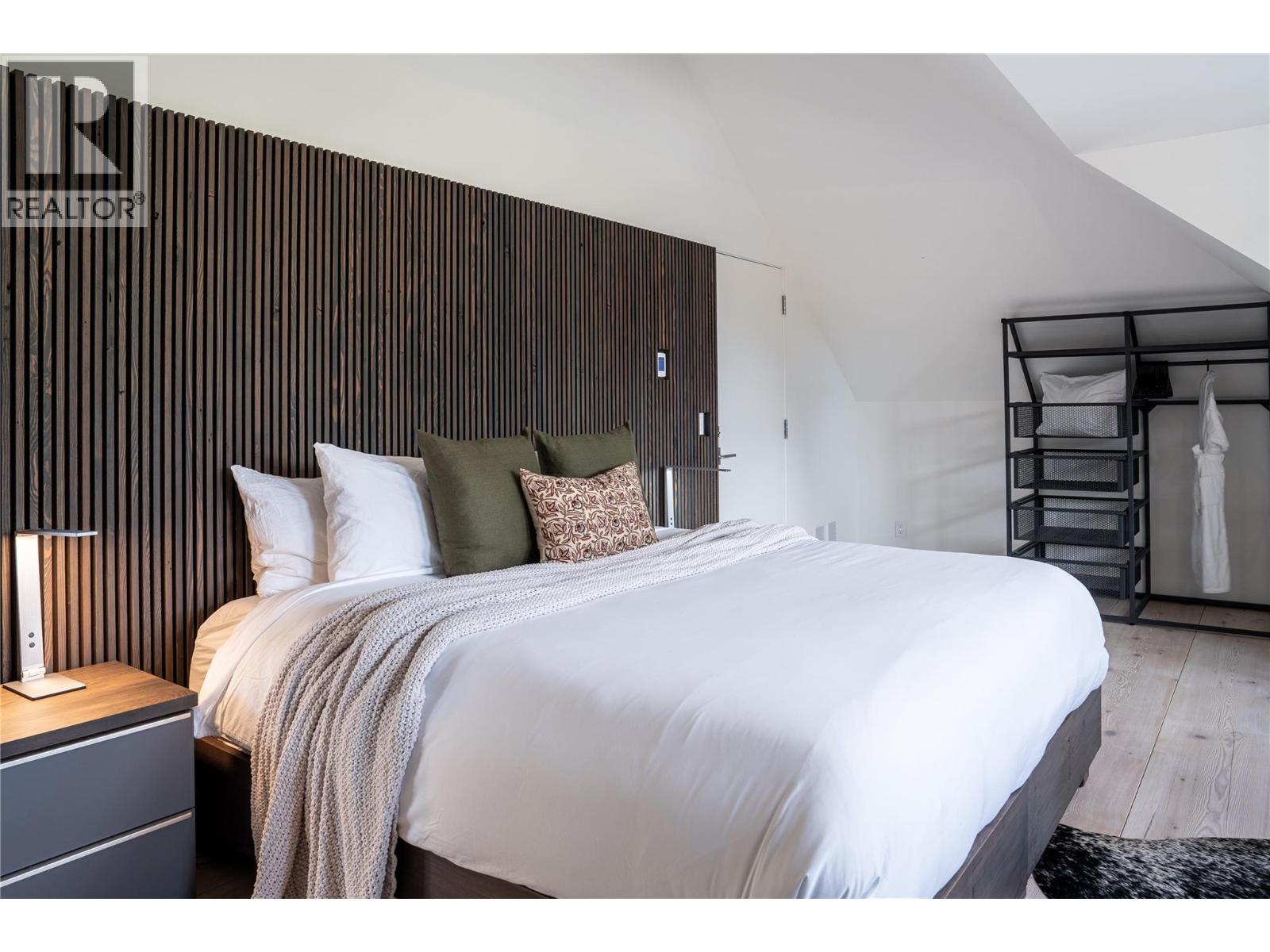 805 & 815 Mackenzie Avenue - 51