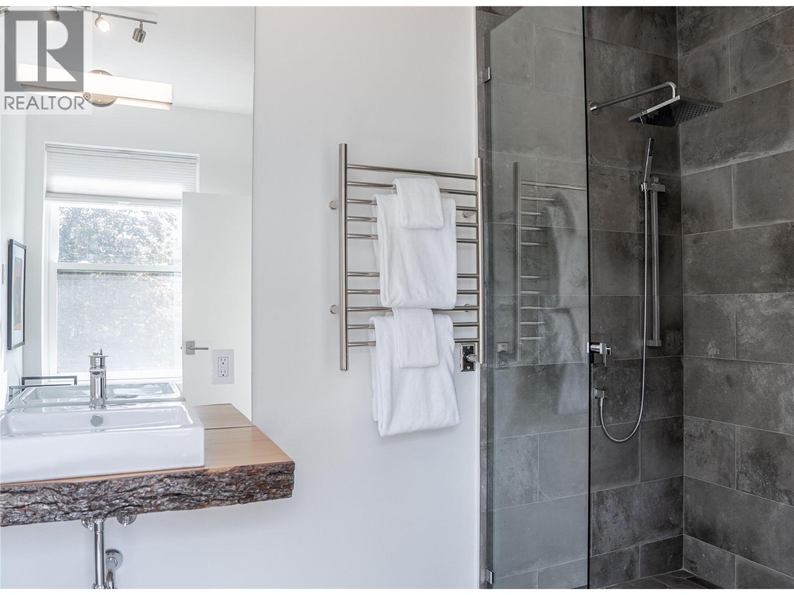805 & 815 Mackenzie Avenue - 34