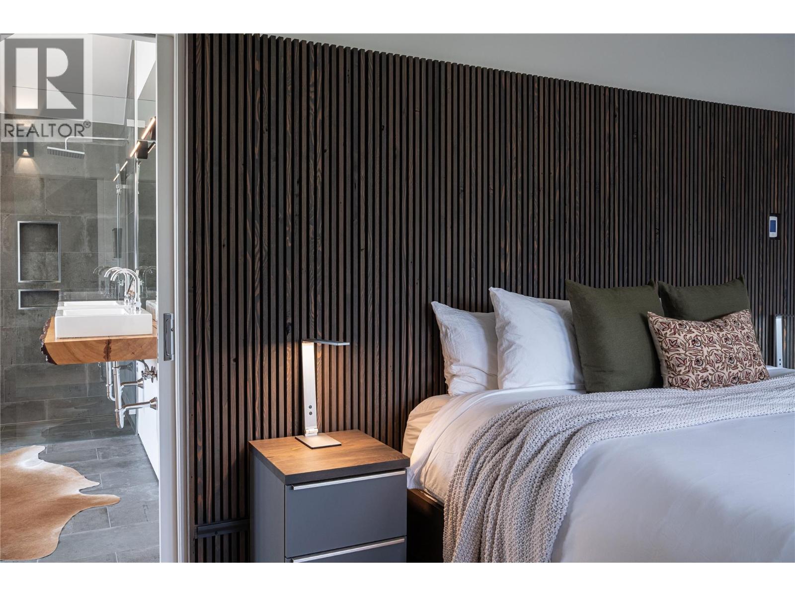 805 & 815 Mackenzie Avenue - 48