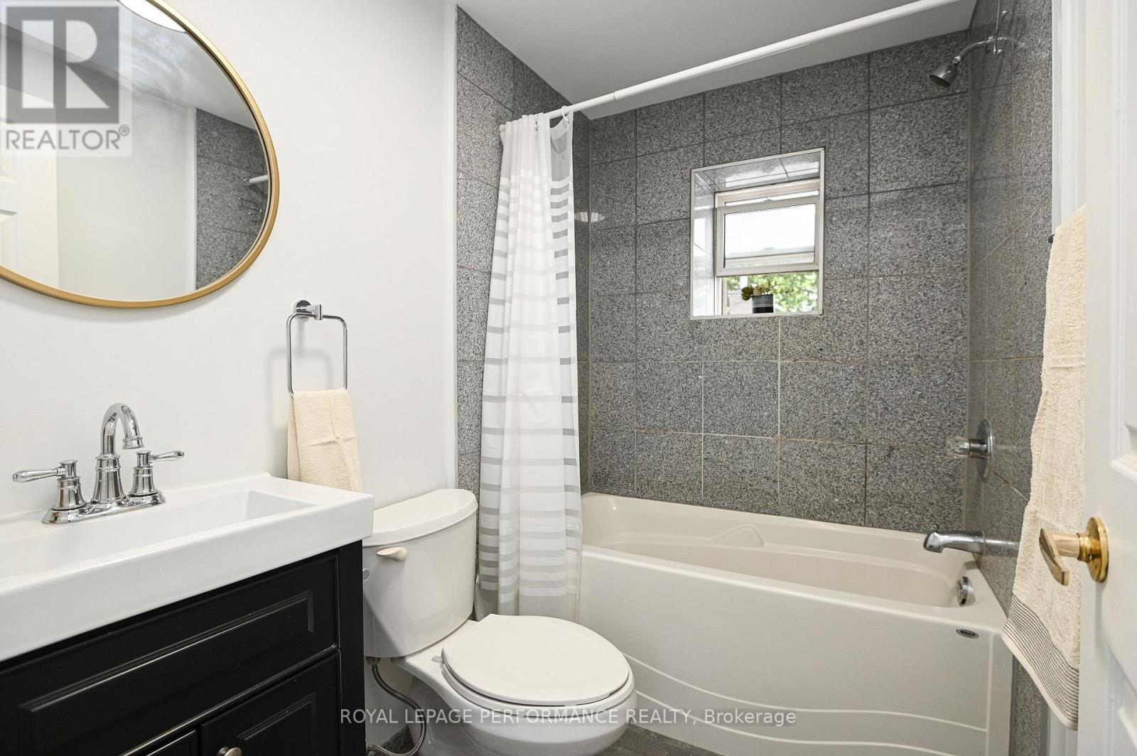2 - 123 Pamilla Street W