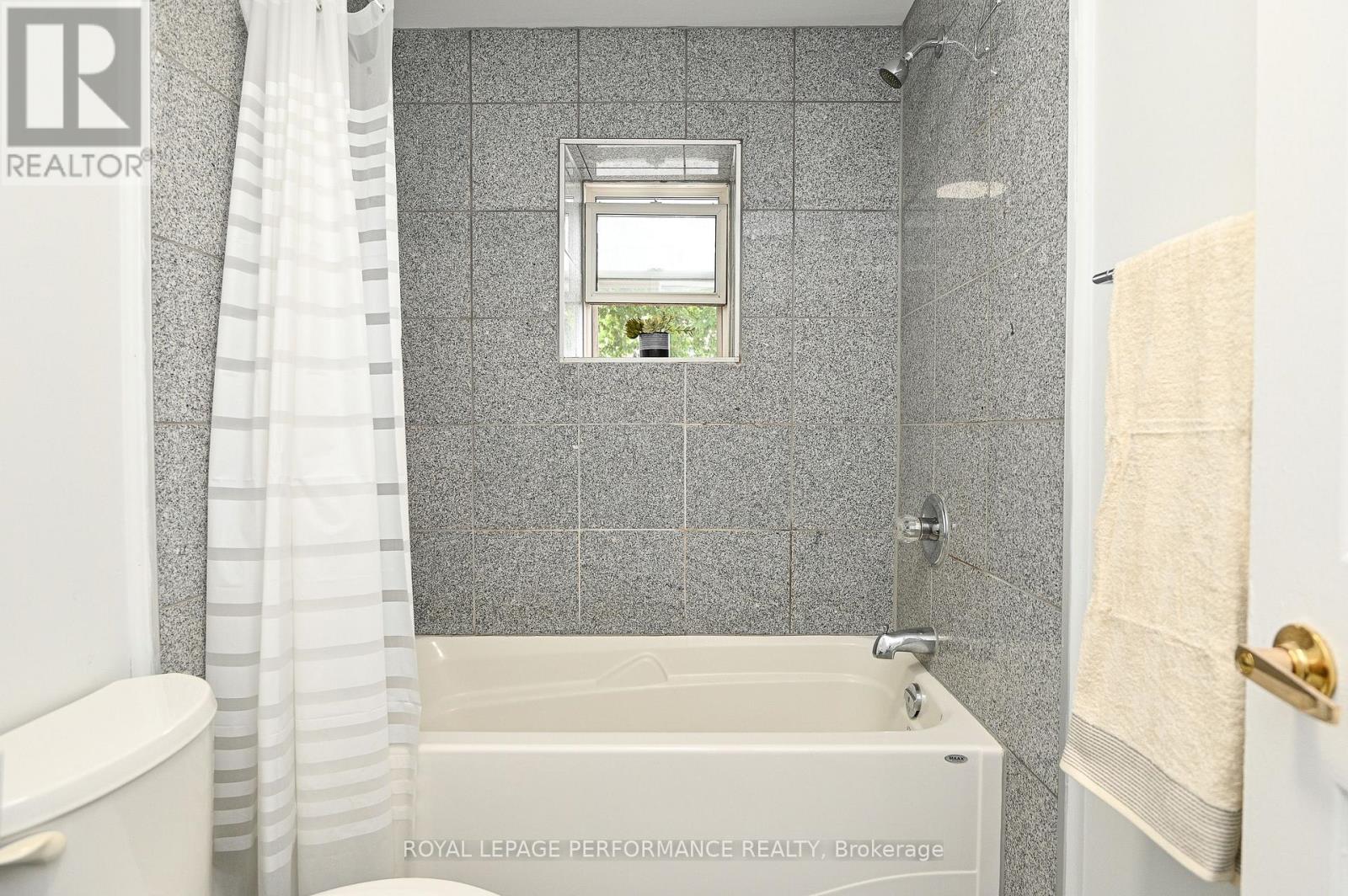 2 - 123 Pamilla Street W